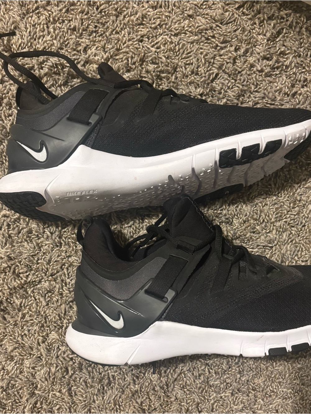 Nike Men's Black and White Athletic Training Sneakers